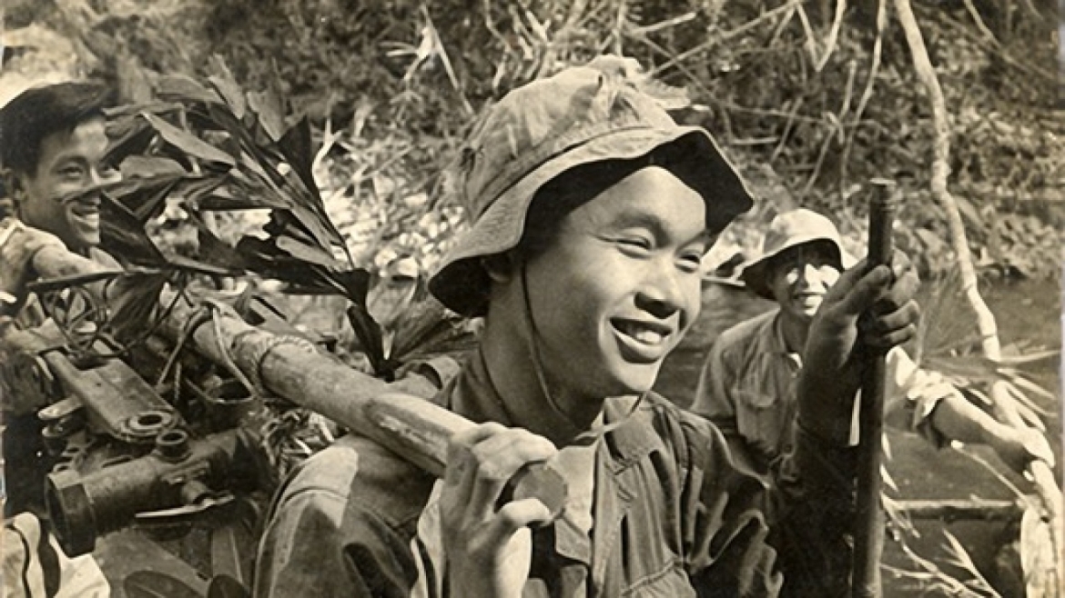 Trên đỉnh Trường Sơn ta hát